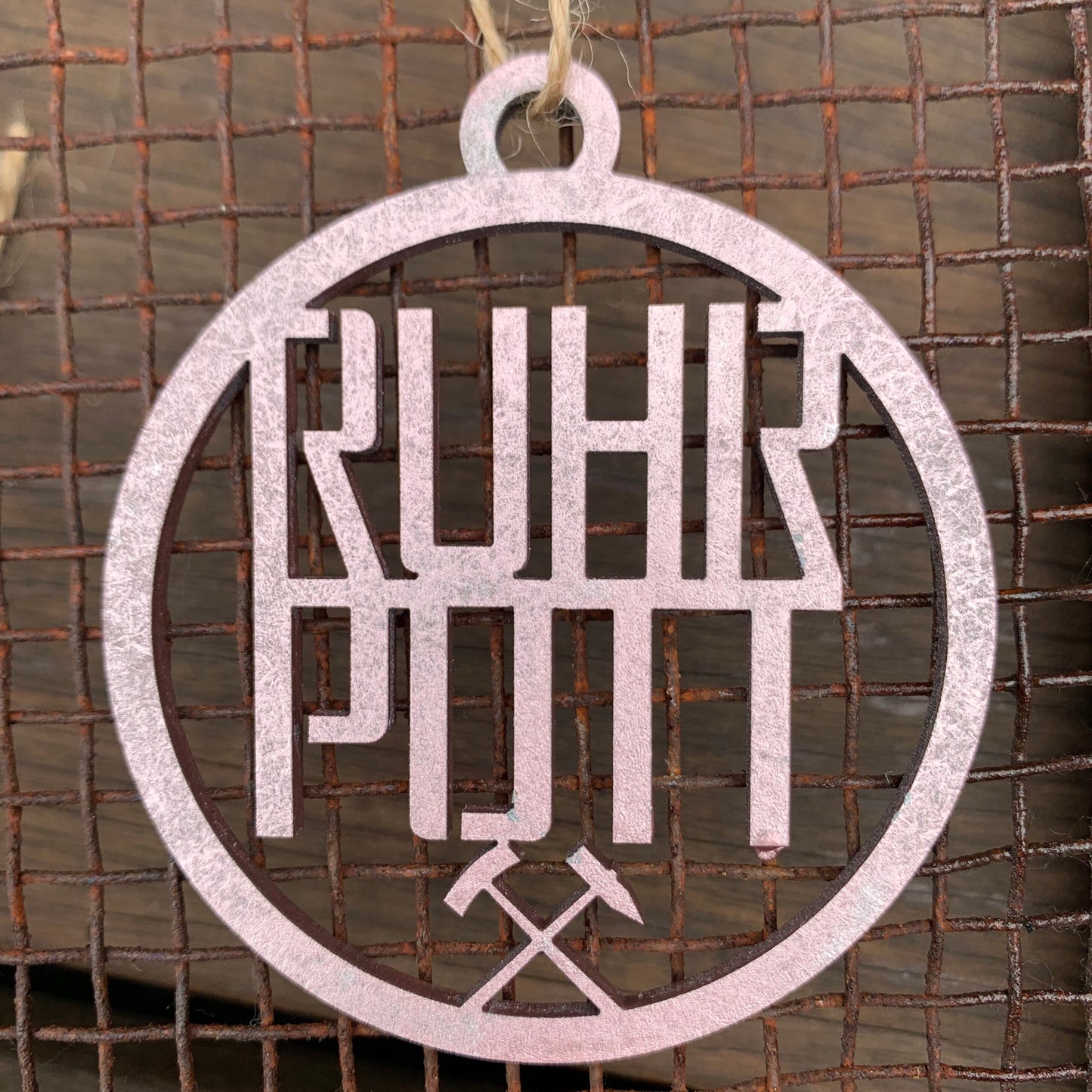 RUHRPOTT mit Schlägel & Eisen | Deko Anhänger | Geschenkanhänger | rund | Weihnachtsbaumanhänger | Weihnachtsbaumkugel