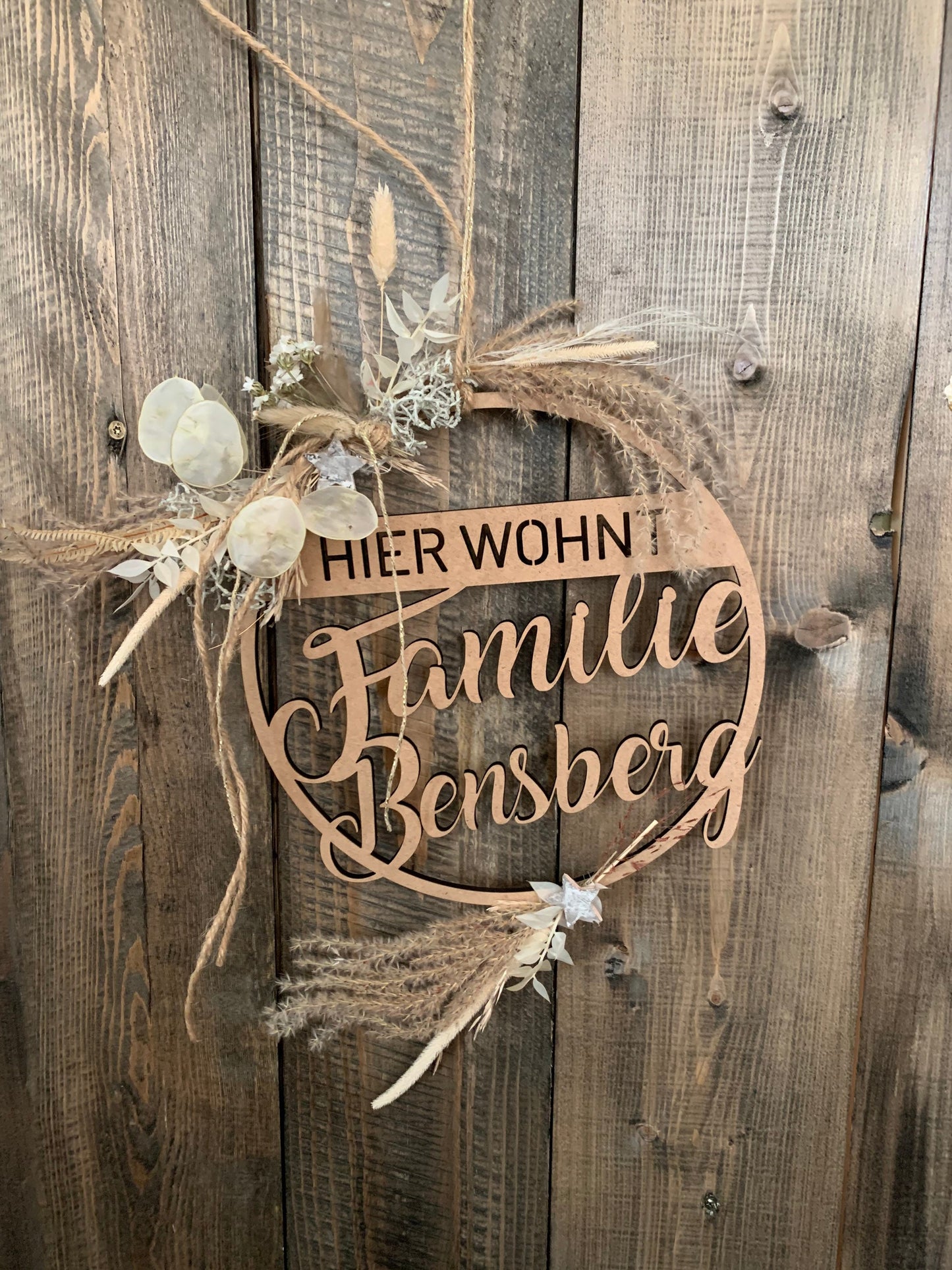Türkranz, Fensterkranz, Familienschild, Türschild, Holzschild rund, personalisiert mit Trockenblumen dekoriert, Frühling