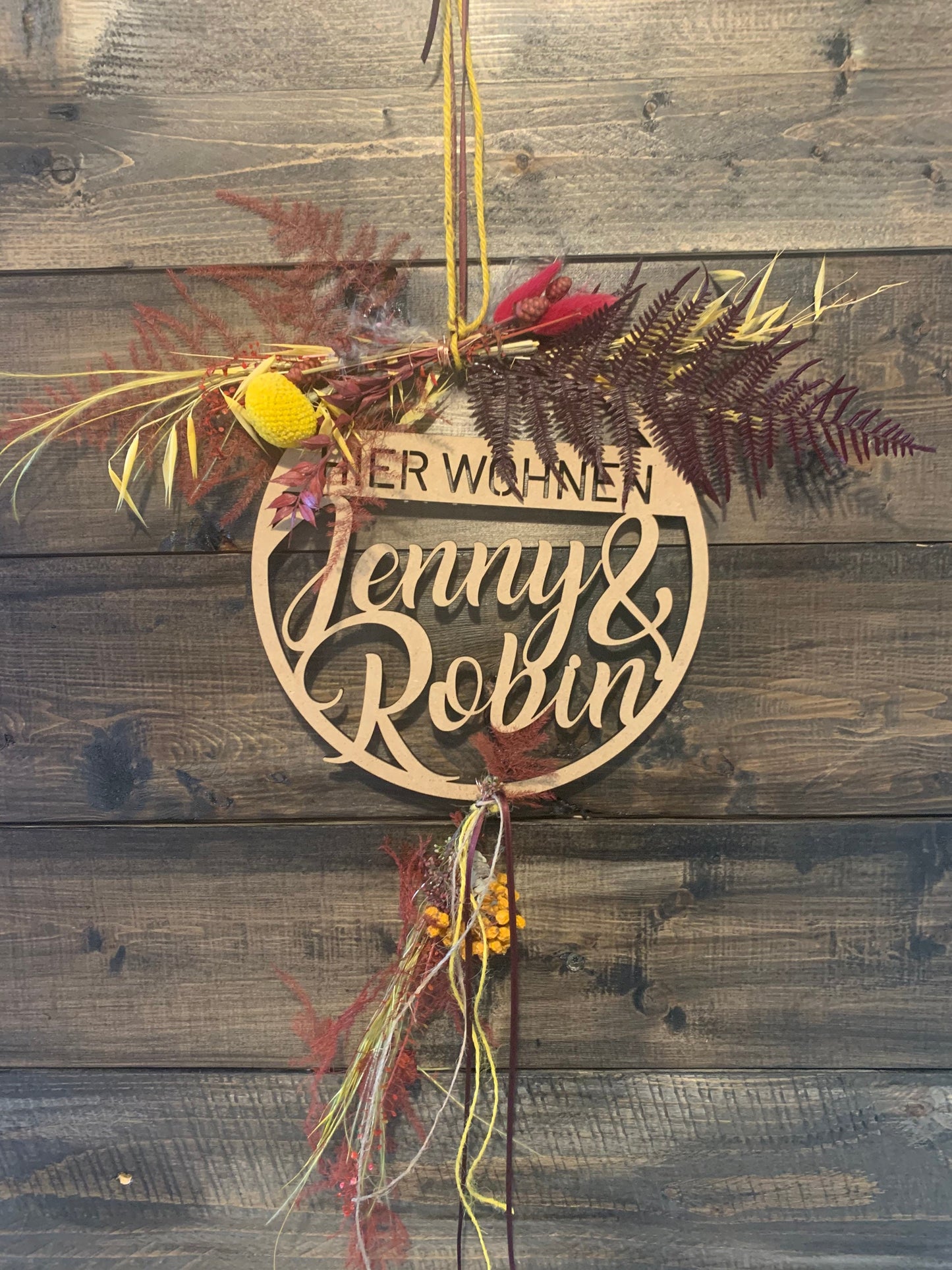 Türkranz, Fensterkranz, Familienschild, Türschild, Holzschild rund, personalisiert mit Trockenblumen dekoriert, Frühling