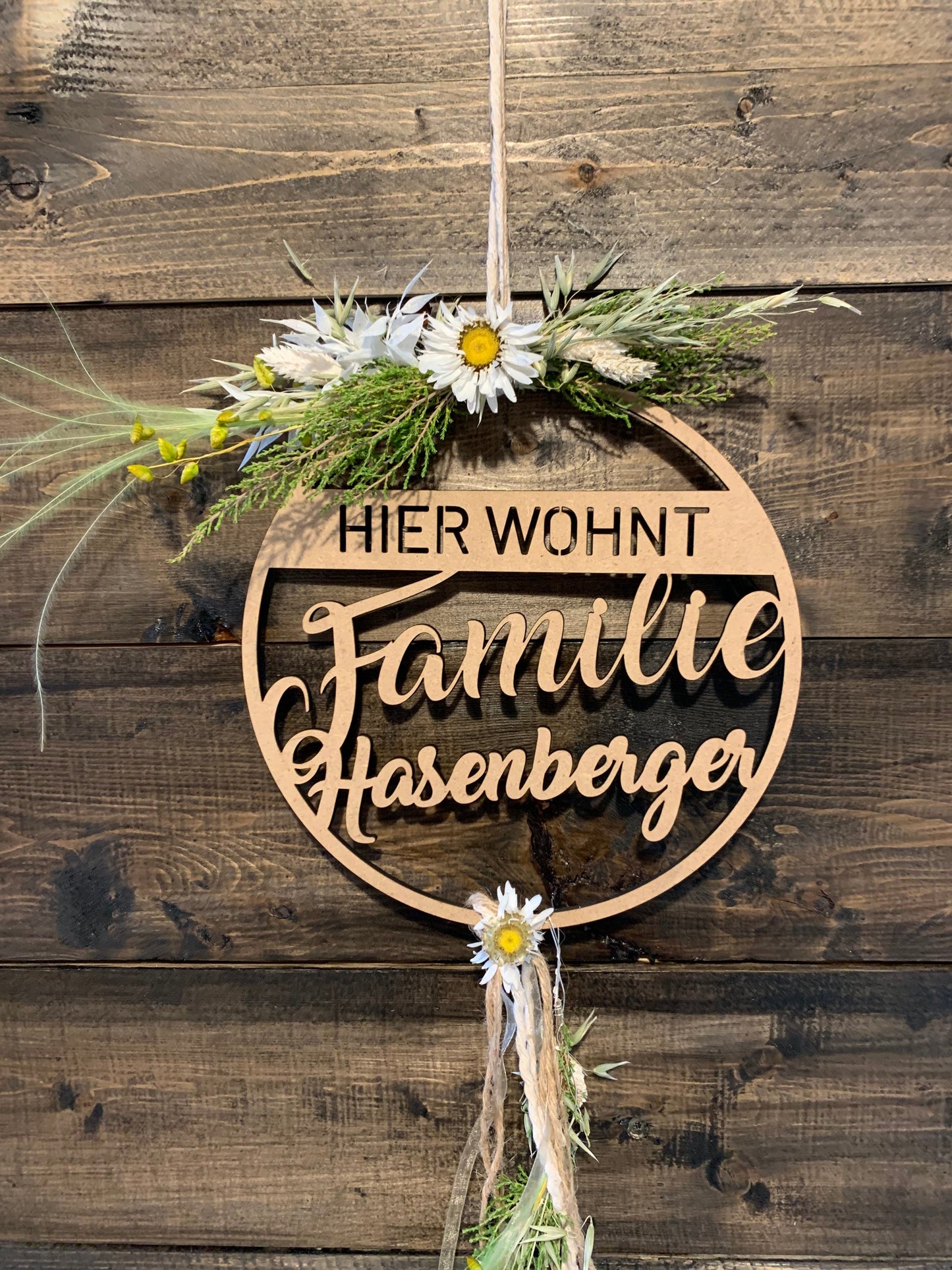 Türkranz, Fensterkranz, Familienschild, Türschild, Holzschild rund, personalisiert mit Trockenblumen dekoriert, Frühling