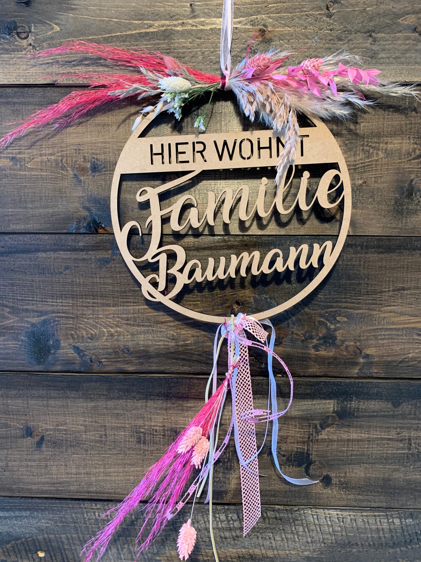 Türkranz, Fensterkranz, Familienschild, Türschild, Holzschild rund, personalisiert mit Trockenblumen dekoriert, Frühling