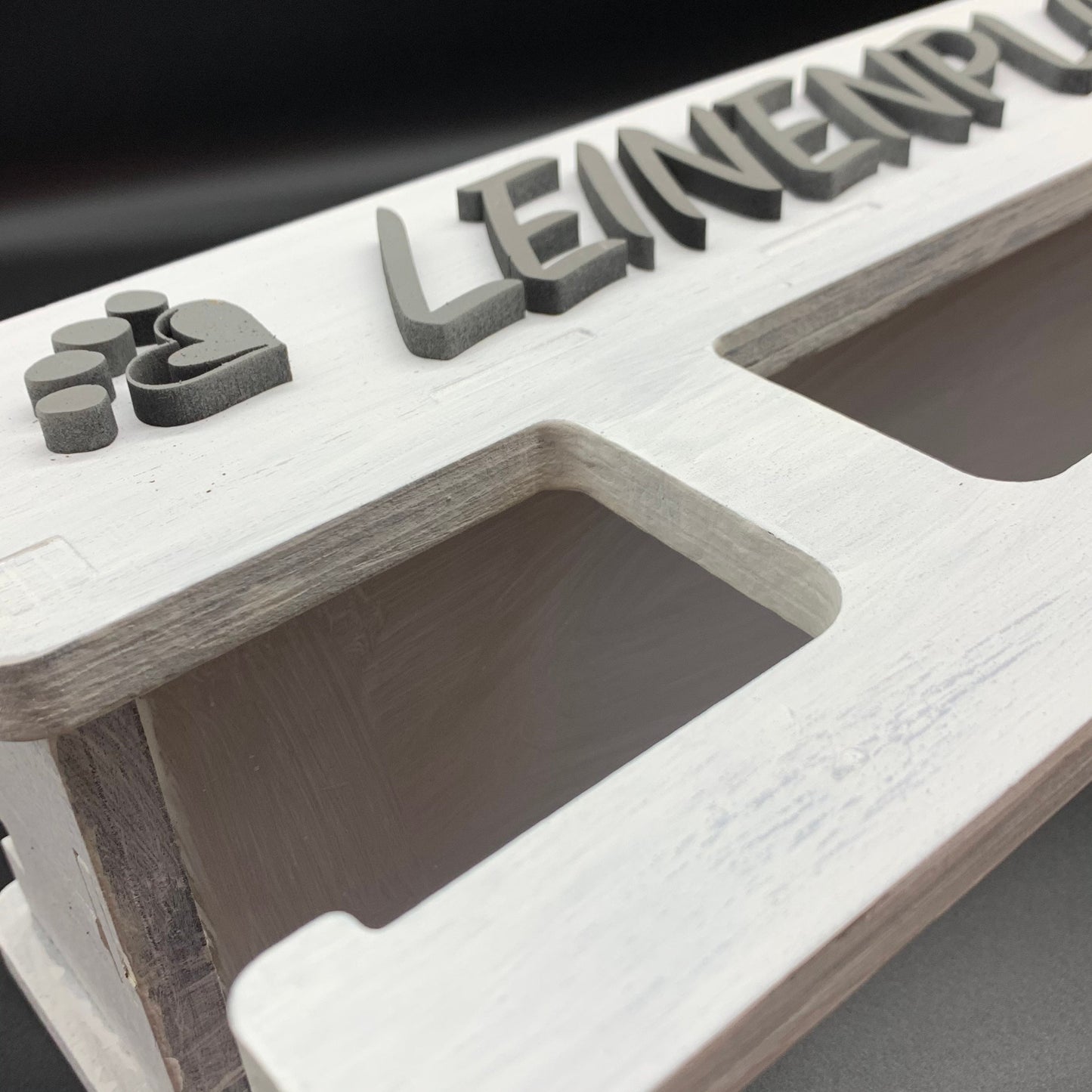 Leinenplatz Hundegarderobe personalisiert Leinengarderobe Leinenparkplatz Leinenhalter Ordnung Hundefan Accessoire
