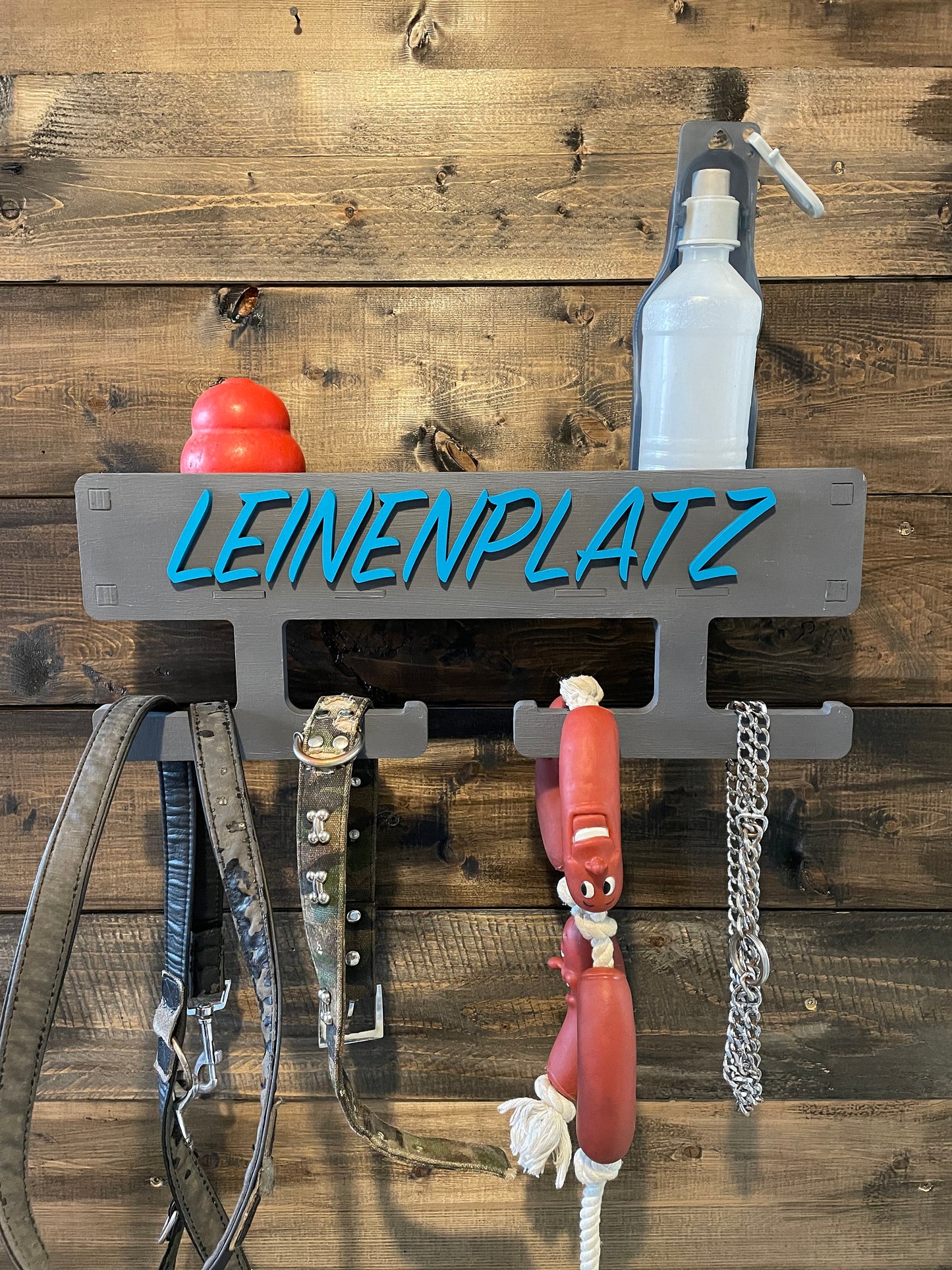 Leinenplatz Hundegarderobe personalisiert Leinengarderobe Leinenparkplatz Leinenhalter Ordnung Hundefan Accessoire