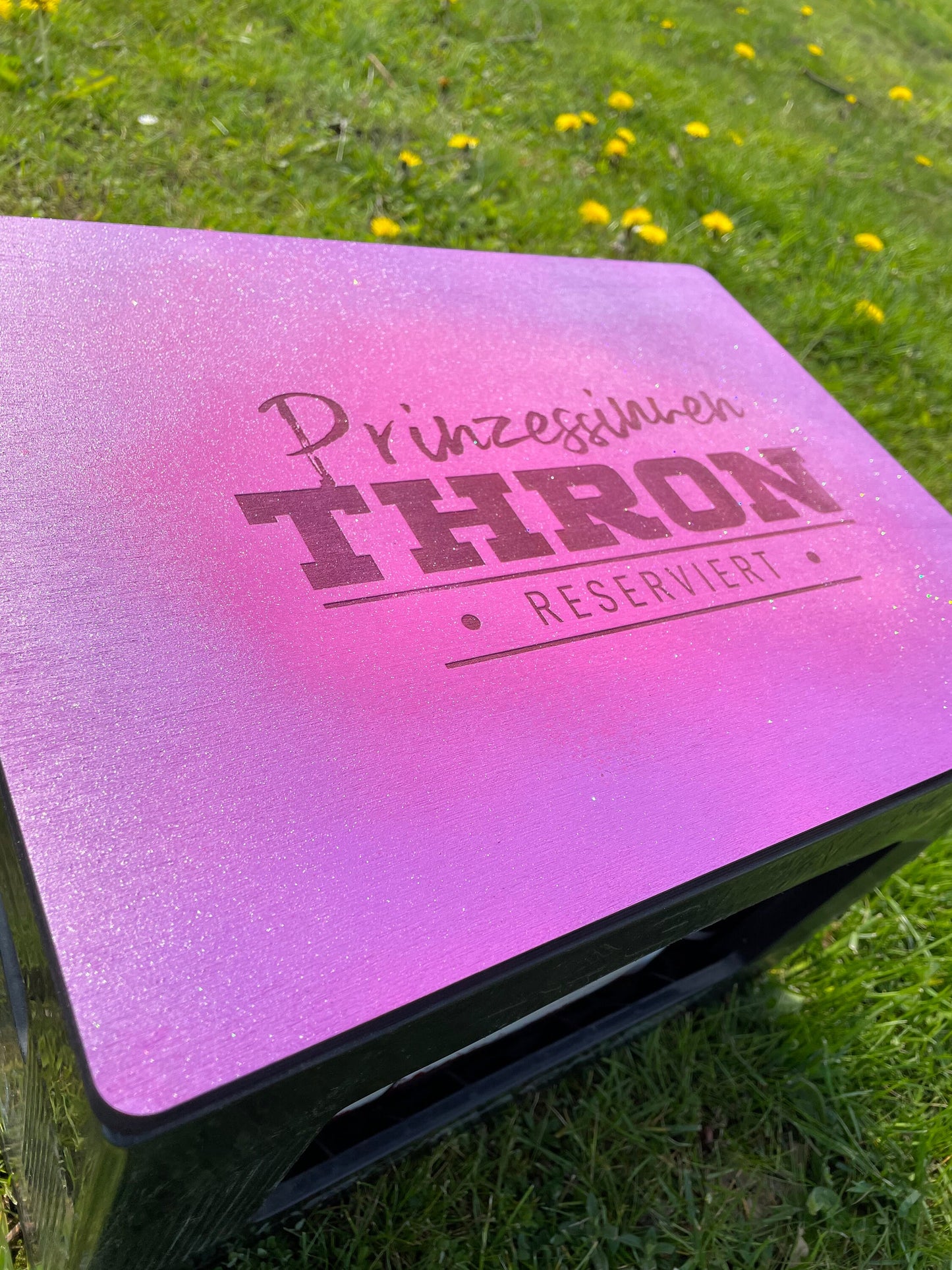 Bierkastensitz, Thron aus Holz, personalisiert, Geschenk für Frauen, Mobile Bierbank, Bierkistensitz, Sitzauflage für Bierkiste