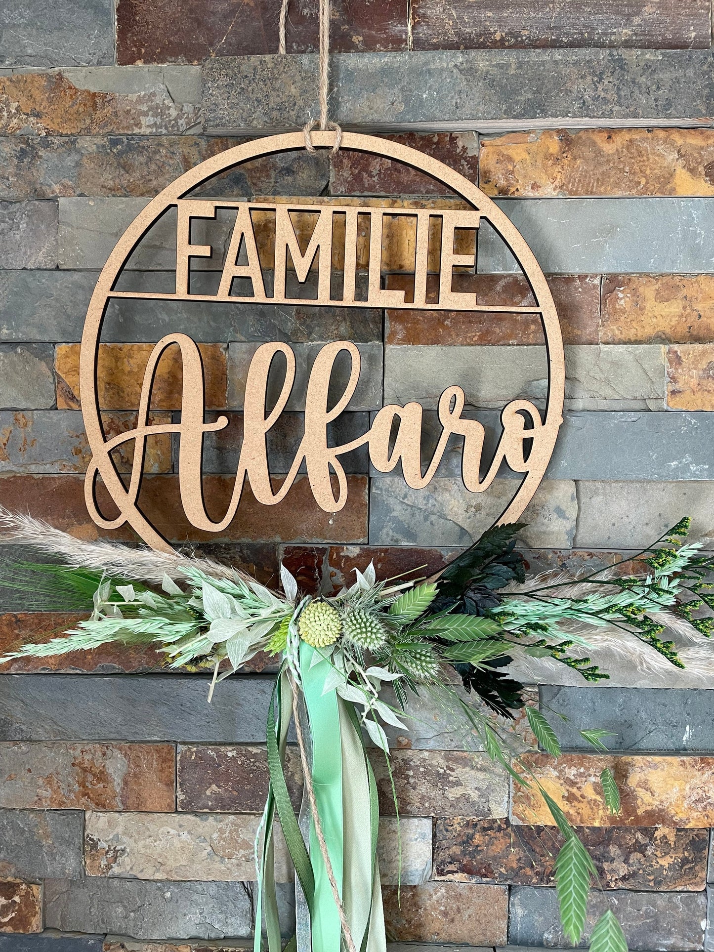 Türkranz, Fensterkranz, Familienschild, Türschild, Holzschild rund, personalisiert mit Trockenblumen dekoriert, Frühling