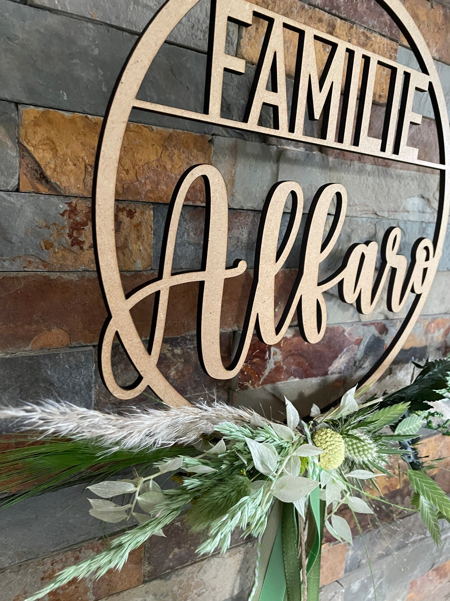 Türkranz, Fensterkranz, Familienschild, Türschild, Holzschild rund, personalisiert mit Trockenblumen dekoriert, Frühling