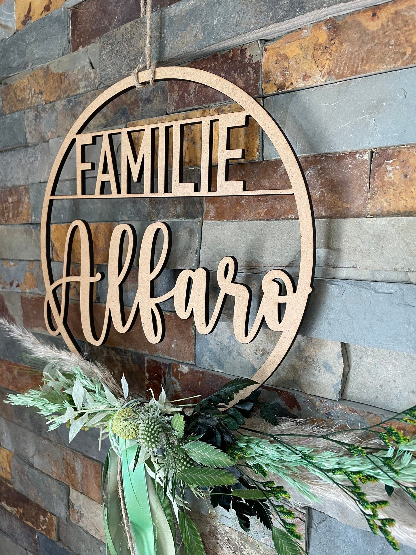 Türkranz, Fensterkranz, Familienschild, Türschild, Holzschild rund, personalisiert mit Trockenblumen dekoriert, Frühling