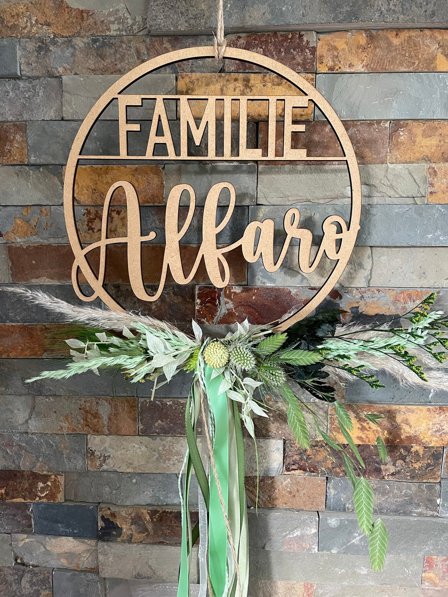 Türkranz, Fensterkranz, Familienschild, Türschild, Holzschild rund, personalisiert mit Trockenblumen dekoriert, Frühling