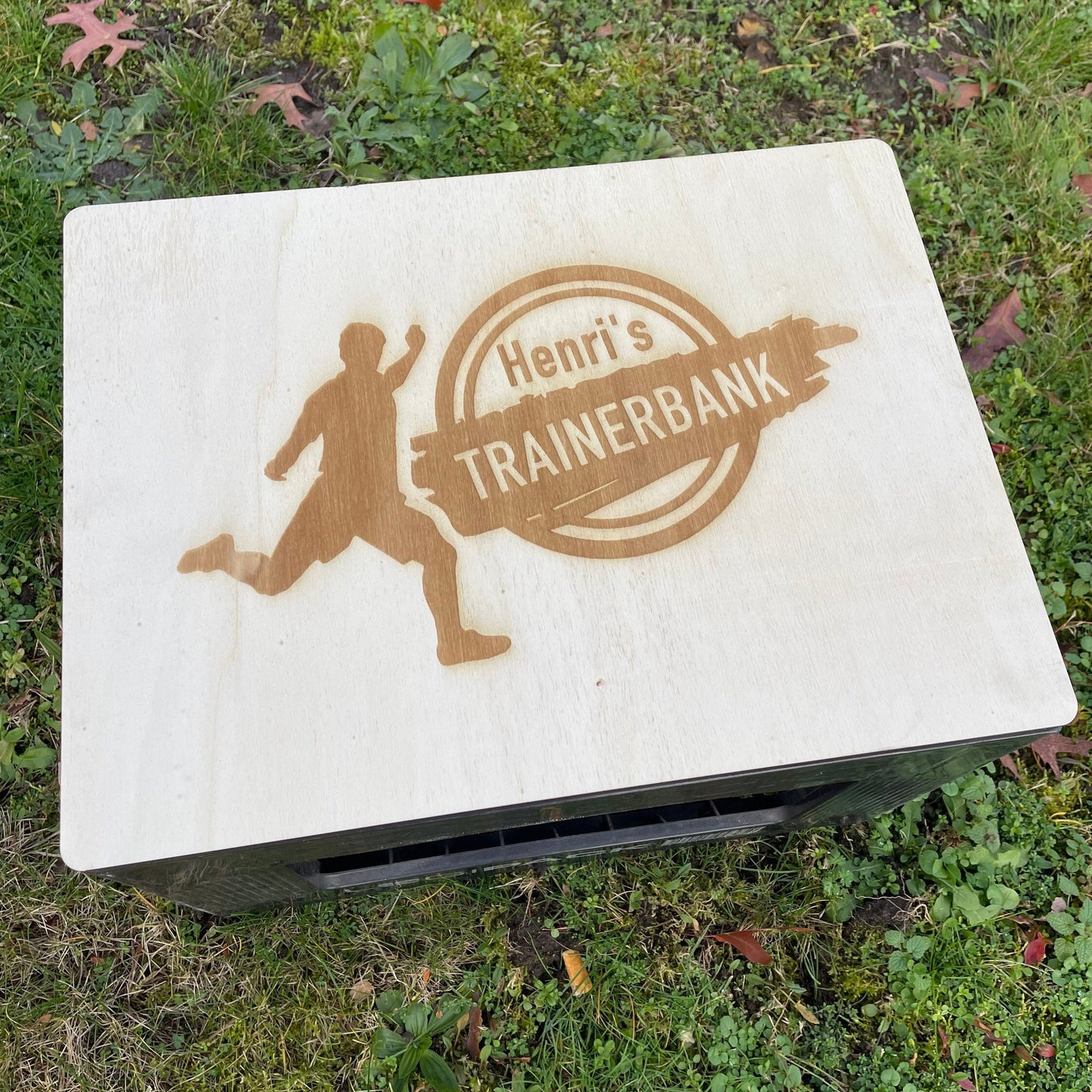 Fußball Bierkastensitz, Fussballfan, Holz, personalisiert, Geschenk Männer, Mobile Bierbank, Vatertag, Sitzauflage Bierkiste