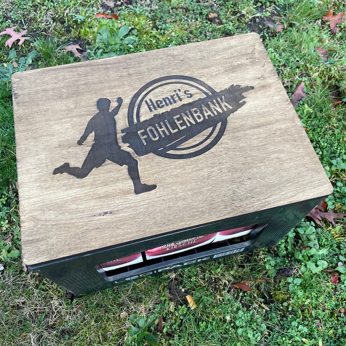 Fußball Bierkastensitz, Fussballfan, Holz, personalisiert, Geschenk Männer, Mobile Bierbank, Vatertag, Sitzauflage Bierkiste