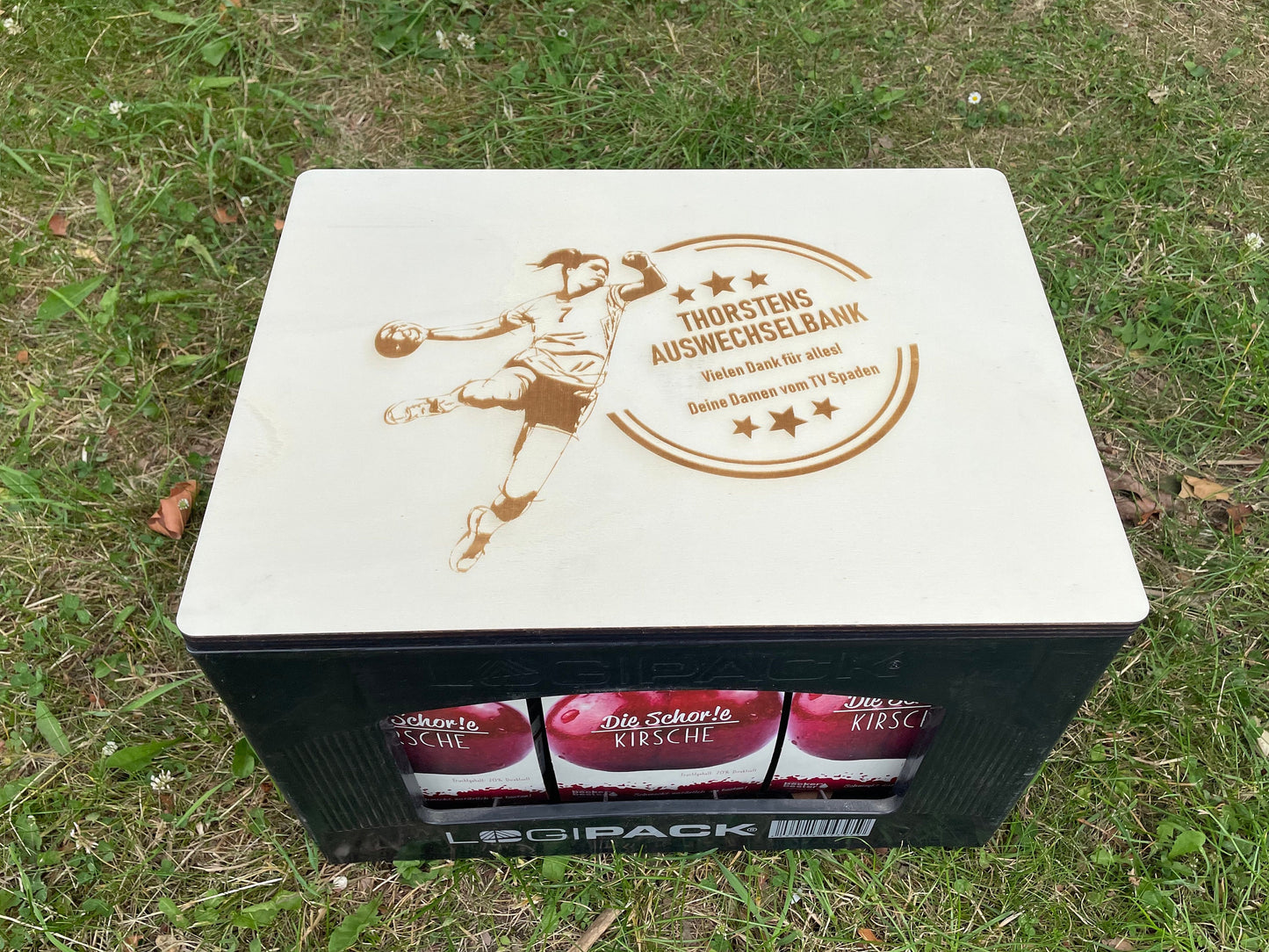 Personalisiertes Handball-Geschenk Bierkastensitz mit Gravur Individuelle Holz-Bierbank Sportler Mannschaftsgeschenk & Jubiläumsidee Holz