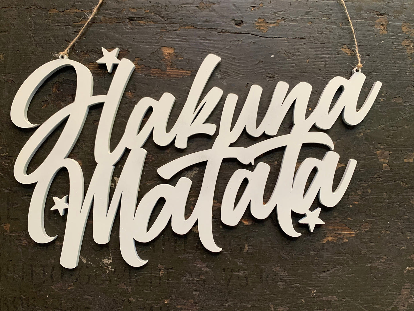 Hakuna Matata Schriftzug mit Hibiskusblüte aus Holz | 3D Schriftzug | Wanddeko | Wandkunst | Wandschild | 3D Wandtattoo