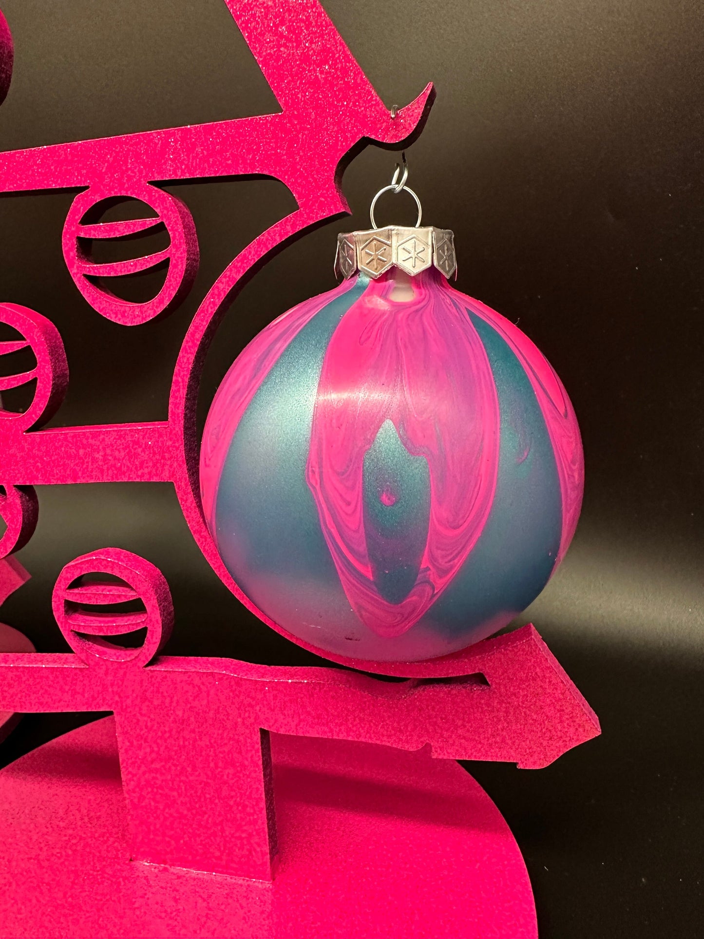 Weihnachtsbaum mit Designkugel | Dekoration | Christbaumkugel | wiederverwendbar