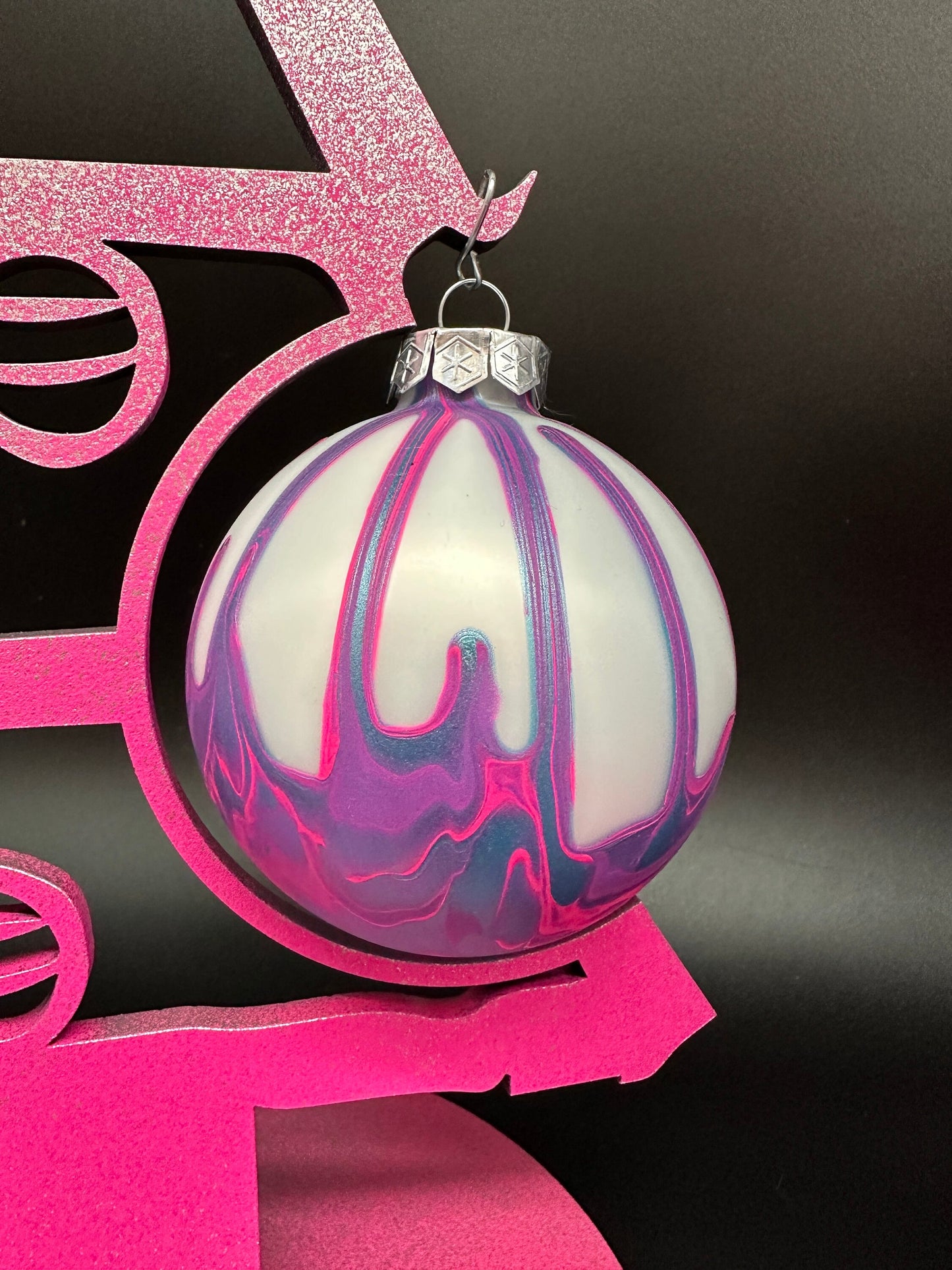 Weihnachtsbaum mit Designkugel | Dekoration | Christbaumkugel | wiederverwendbar