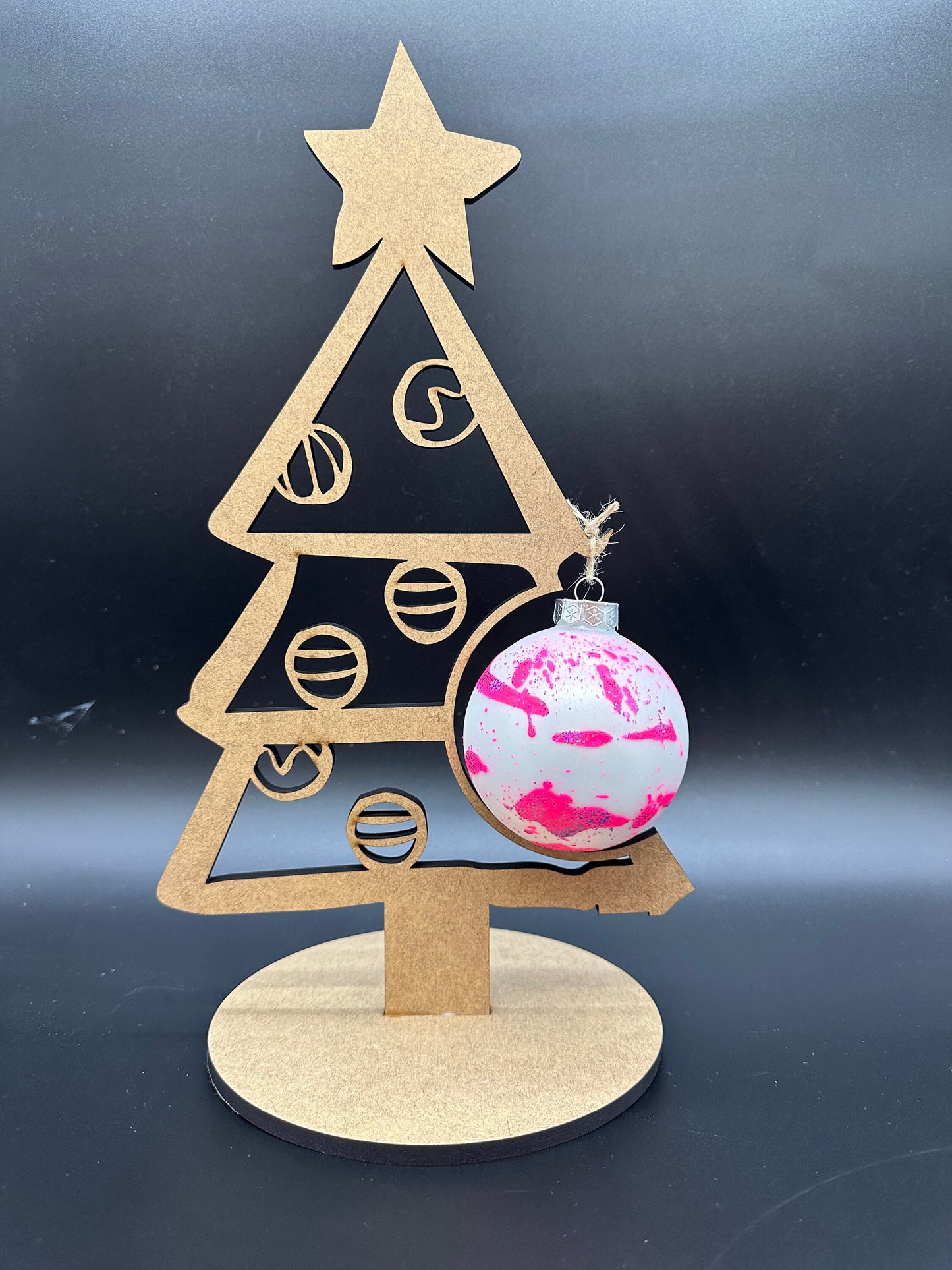 Weihnachtsbaum mit Designkugel | Dekoration | Christbaumkugel | wiederverwendbar