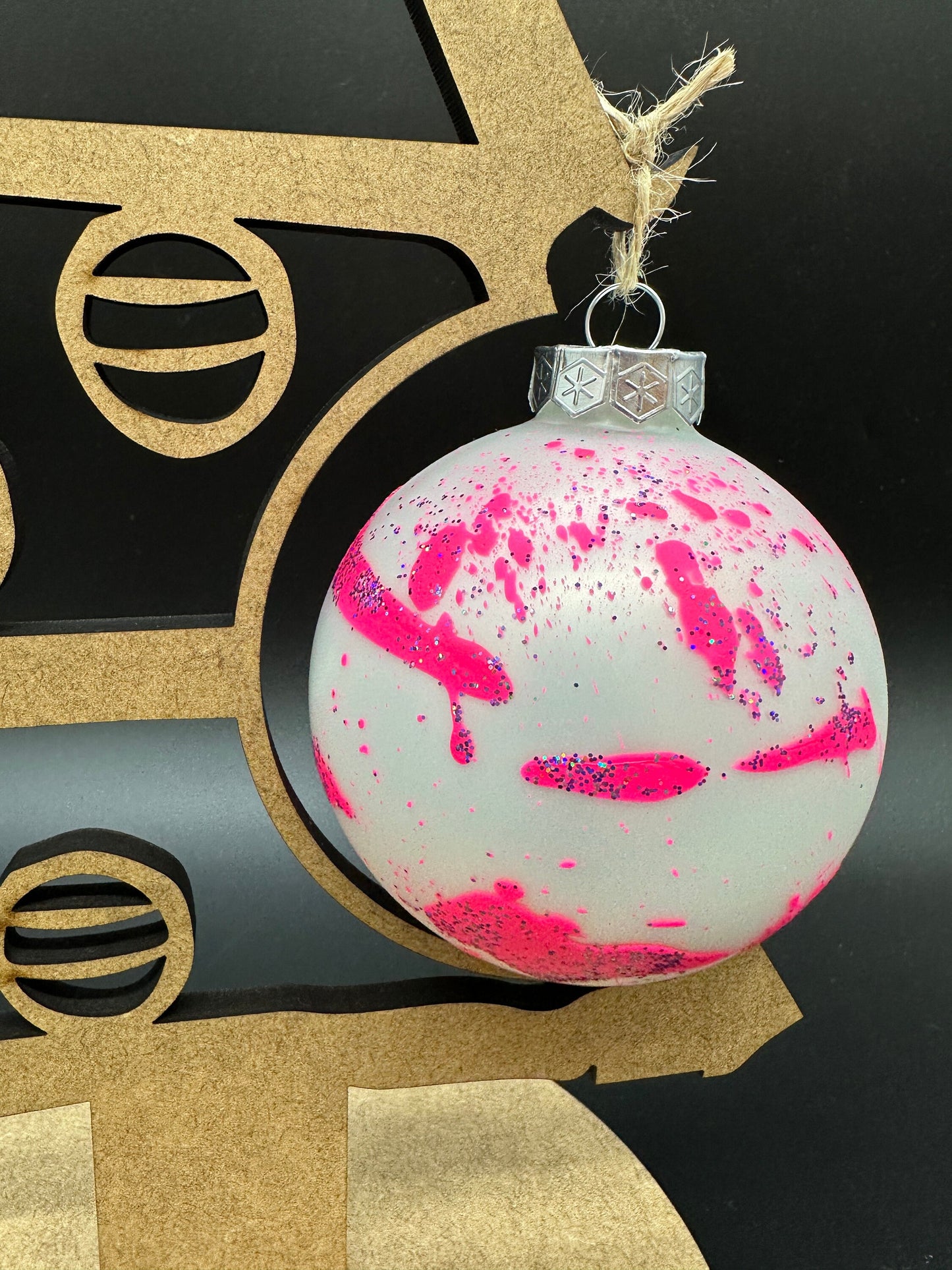 Weihnachtsbaum mit Designkugel | Dekoration | Christbaumkugel | wiederverwendbar