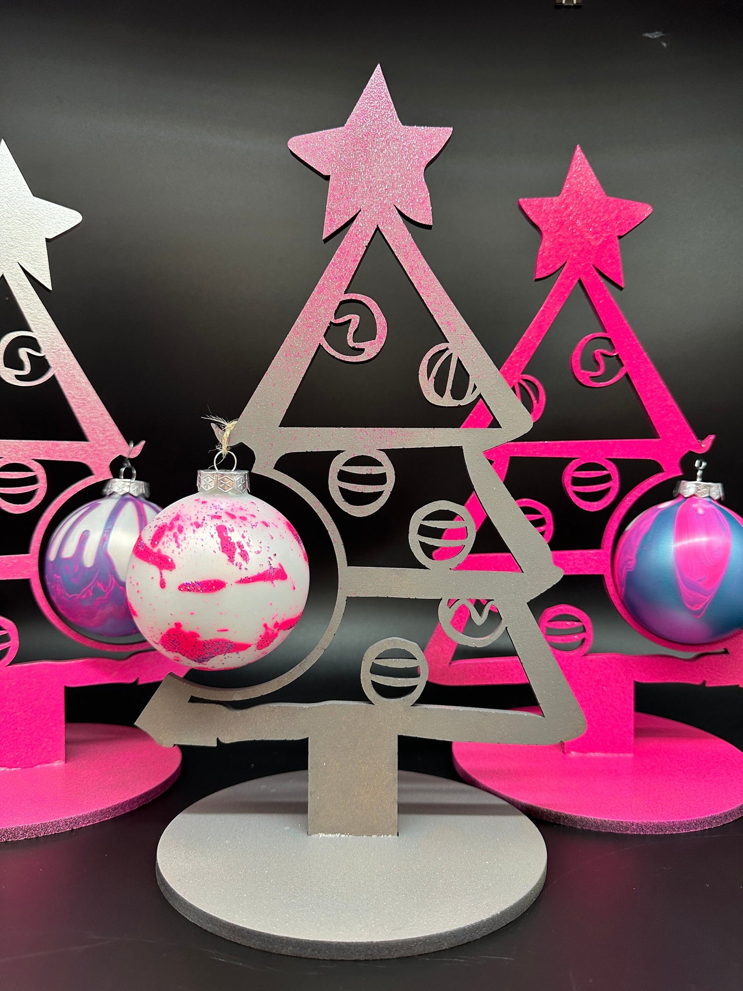 Weihnachtsbaum mit Designkugel | Dekoration | Christbaumkugel | wiederverwendbar