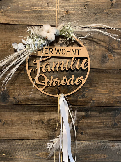 Türkranz, Fensterkranz, Familienschild, Türschild, Holzschild rund, personalisiert mit Trockenblumen dekoriert, Frühling