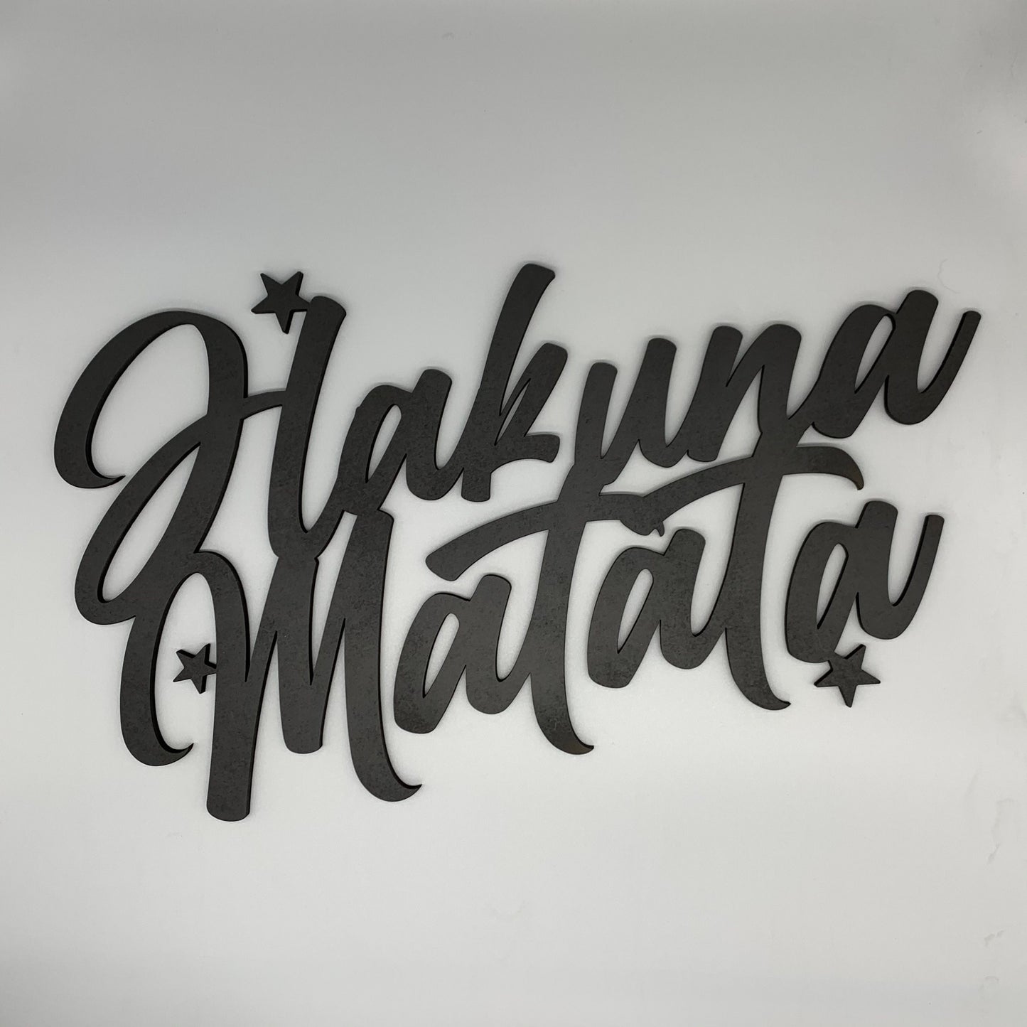 Hakuna Matata Schriftzug mit Hibiskusblüte aus Holz | 3D Schriftzug | Wanddeko | Wandkunst | Wandschild | 3D Wandtattoo