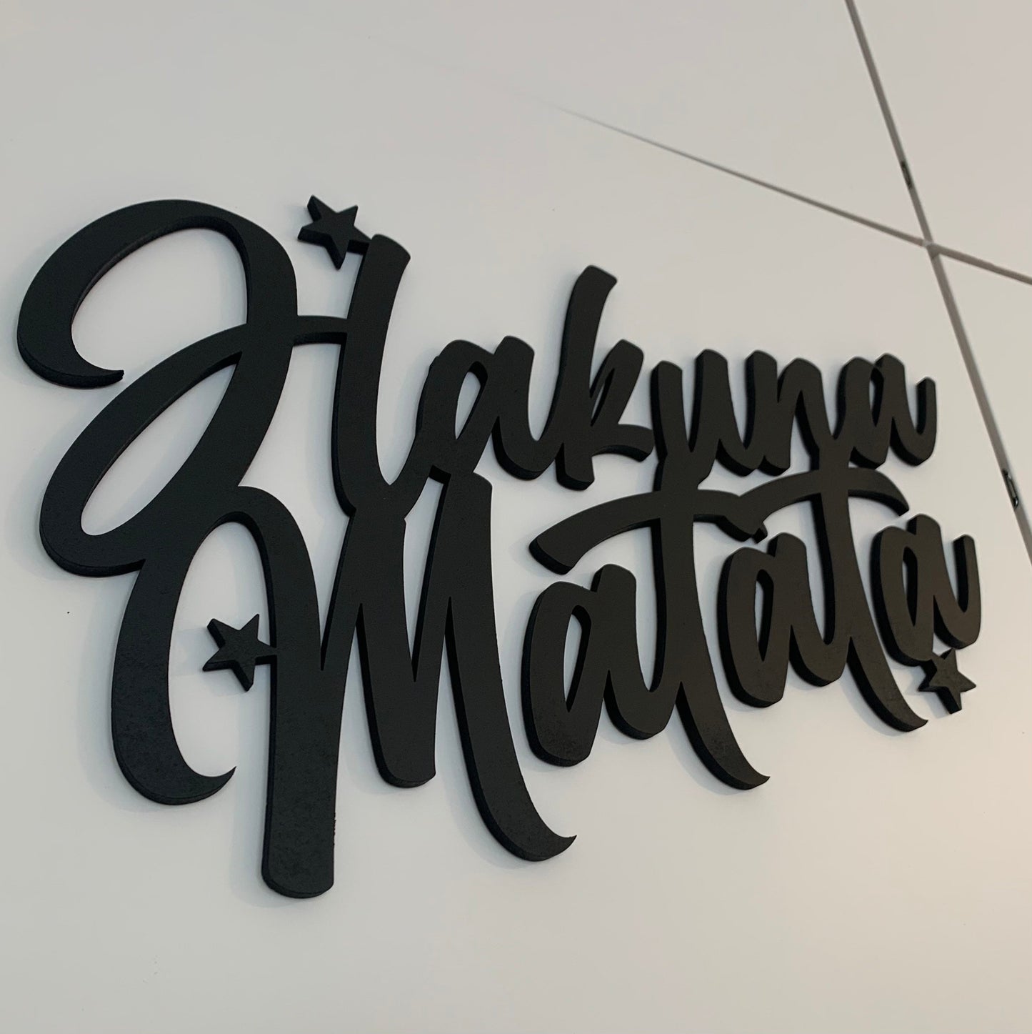 Hakuna Matata Schriftzug mit Hibiskusblüte aus Holz | 3D Schriftzug | Wanddeko | Wandkunst | Wandschild | 3D Wandtattoo