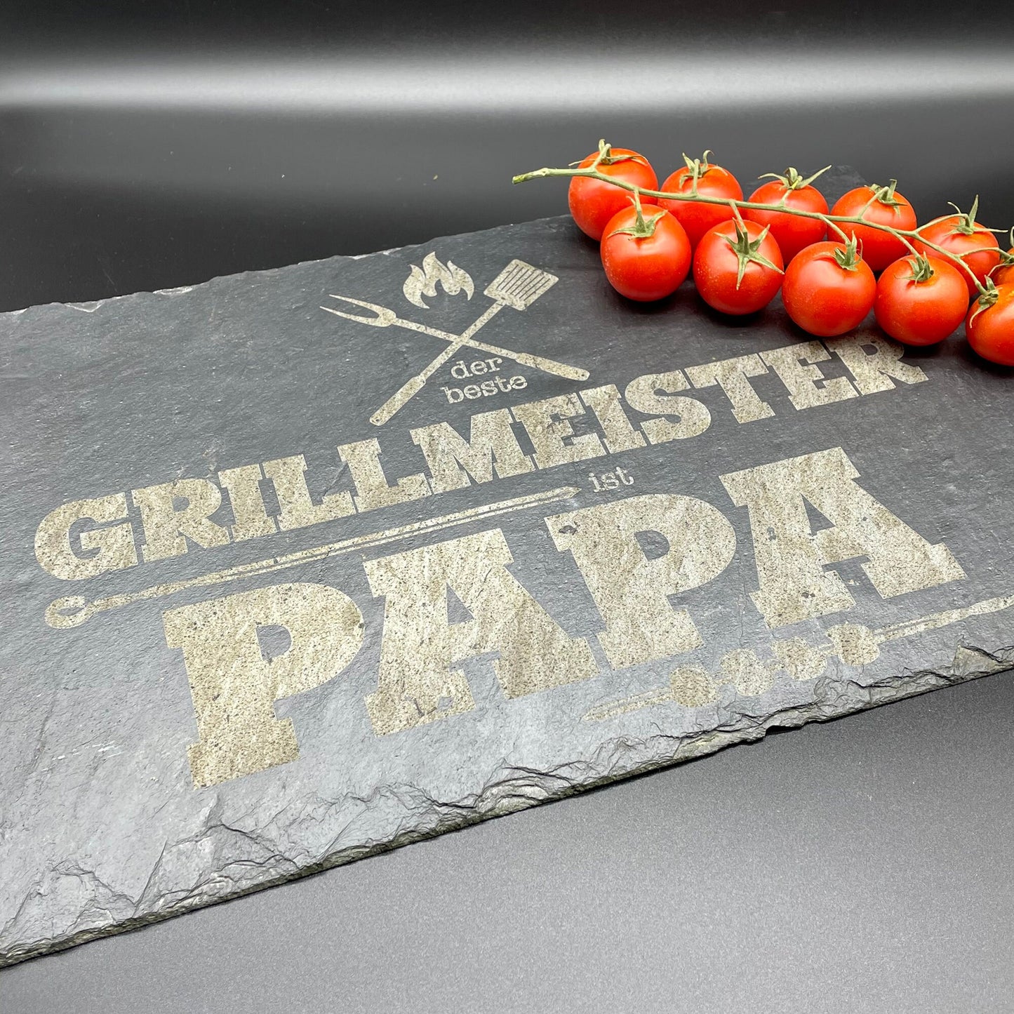 Grillmeister Papa, personalisierbar, Servierplatte, Grillen, Schiefertafel, Naturschieferplatte, gravierte Schiefertafel