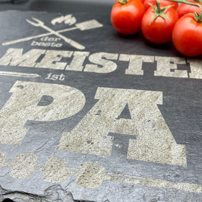 Grillmeister Papa, personalisierbar, Servierplatte, Grillen, Schiefertafel, Naturschieferplatte, gravierte Schiefertafel