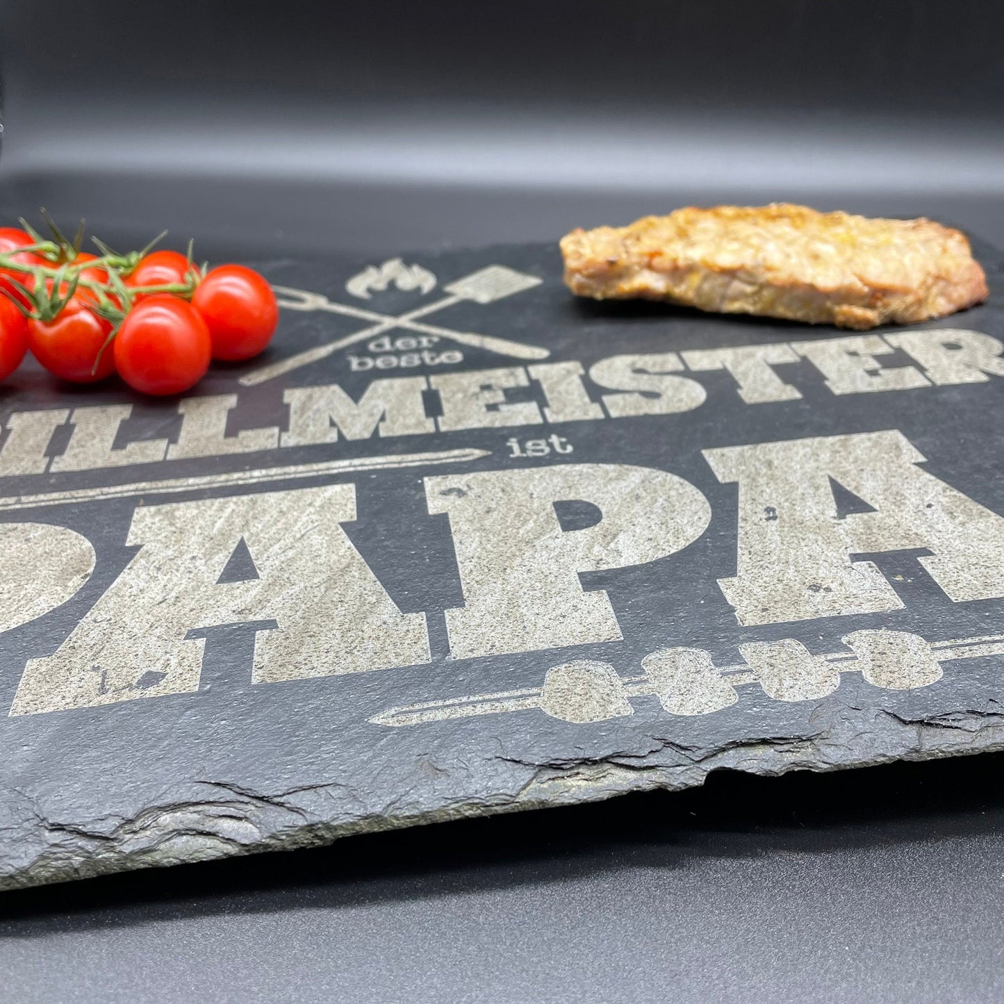 Grillmeister Papa, personalisierbar, Servierplatte, Grillen, Schiefertafel, Naturschieferplatte, gravierte Schiefertafel
