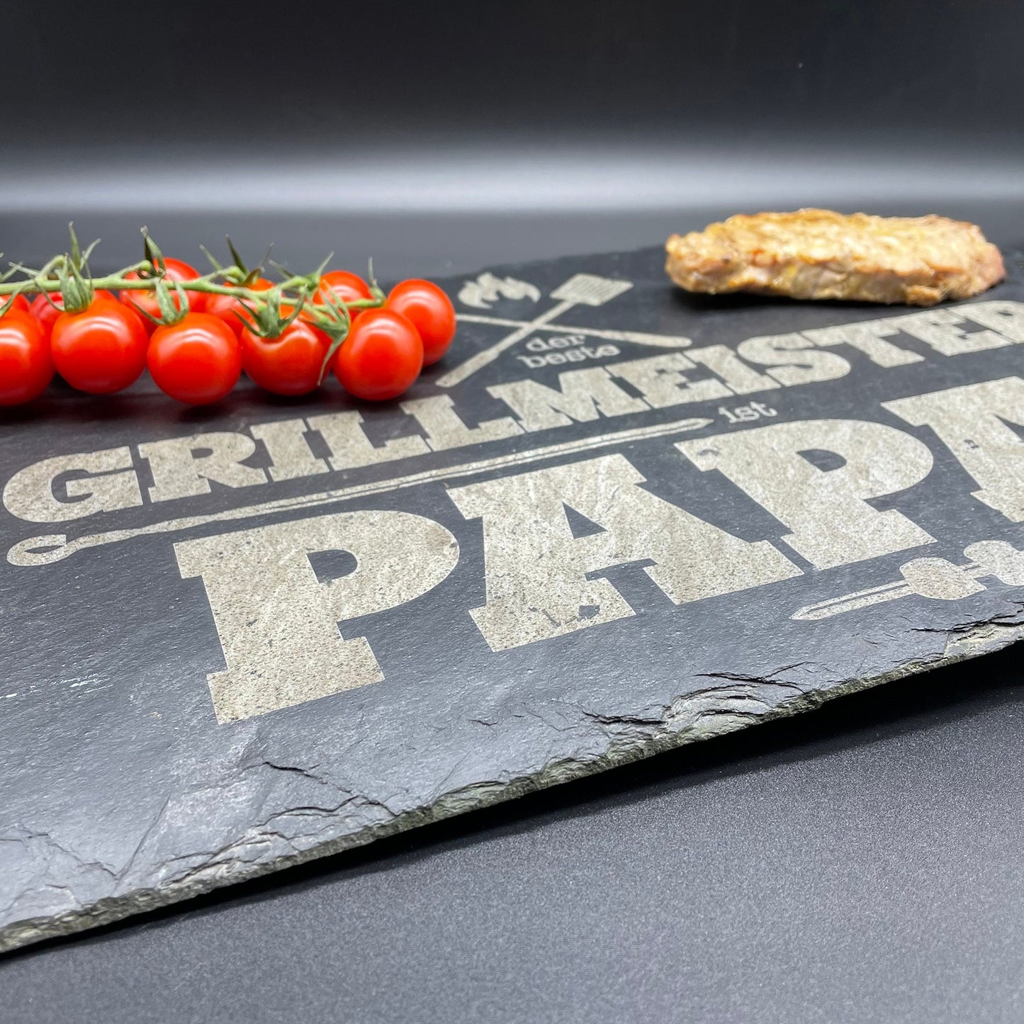 Grillmeister Papa, personalisierbar, Servierplatte, Grillen, Schiefertafel, Naturschieferplatte, gravierte Schiefertafel