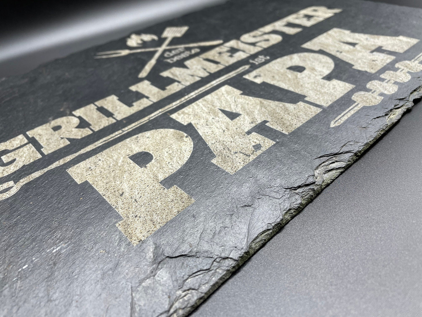Grillmeister Papa, personalisierbar, Servierplatte, Grillen, Schiefertafel, Naturschieferplatte, gravierte Schiefertafel