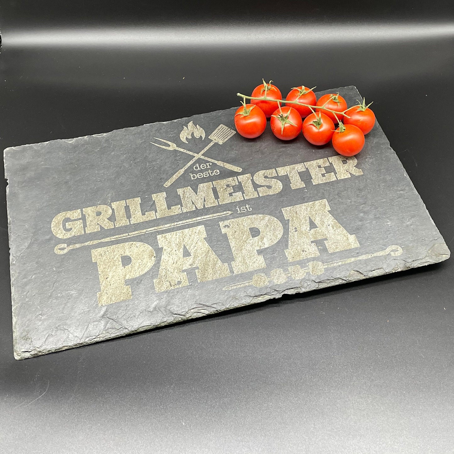 Grillmeister Papa, personalisierbar, Servierplatte, Grillen, Schiefertafel, Naturschieferplatte, gravierte Schiefertafel