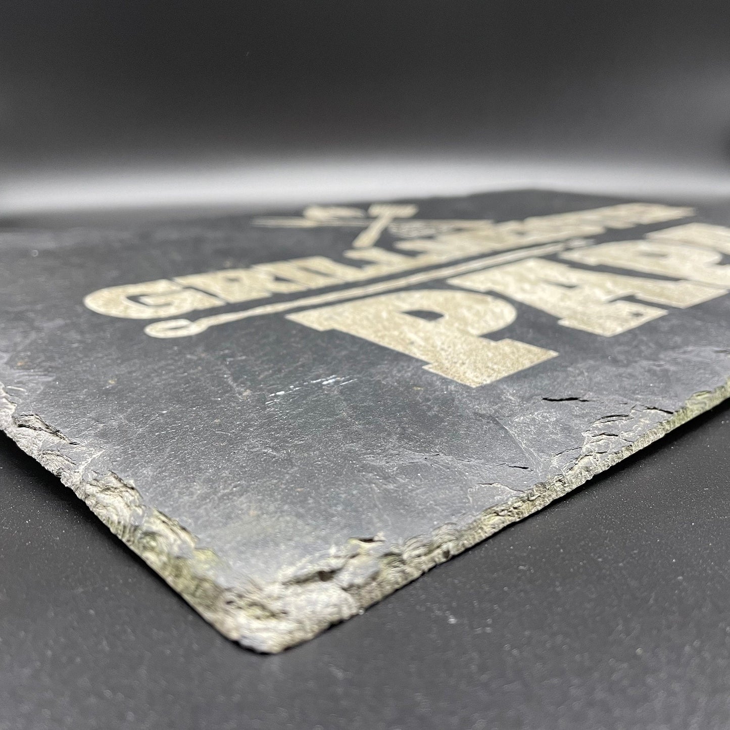 Grillmeister Papa, personalisierbar, Servierplatte, Grillen, Schiefertafel, Naturschieferplatte, gravierte Schiefertafel