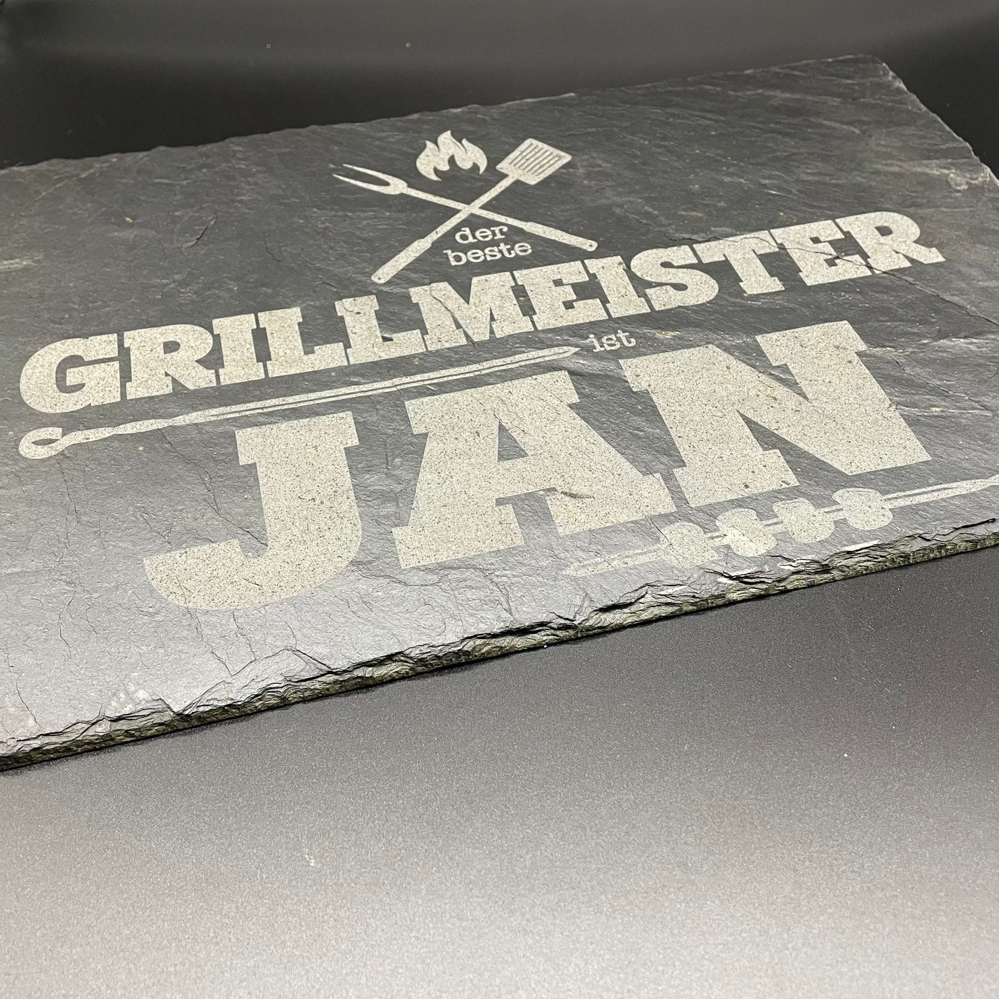 Grillmeister Papa, personalisierbar, Servierplatte, Grillen, Schiefertafel, Naturschieferplatte, gravierte Schiefertafel