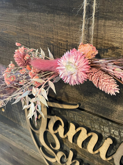Türkranz, Fensterkranz, Familienschild, Türschild, Holzschild rund, personalisiert mit Trockenblumen dekoriert, Frühling