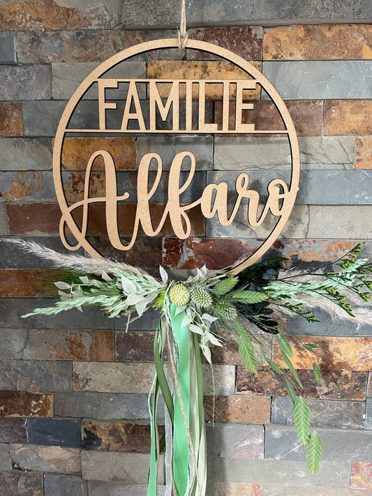 Türkranz, Fensterkranz, Familienschild, Türschild, Holzschild rund, personalisiert mit Trockenblumen dekoriert, Frühling