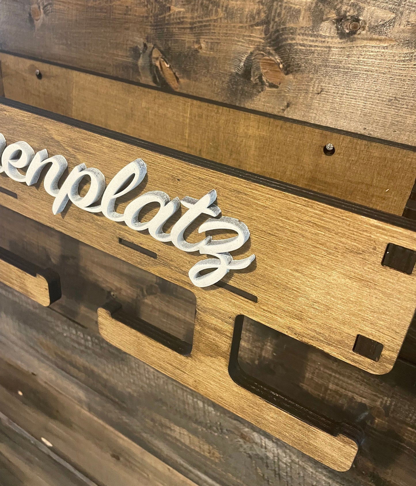 Leinenplatz in Holzoptik, Hundegarderobe personalisiert, Leinengarderobe, Leinenparkplatz, Leinenhalter, Hundeleine, Dogstation