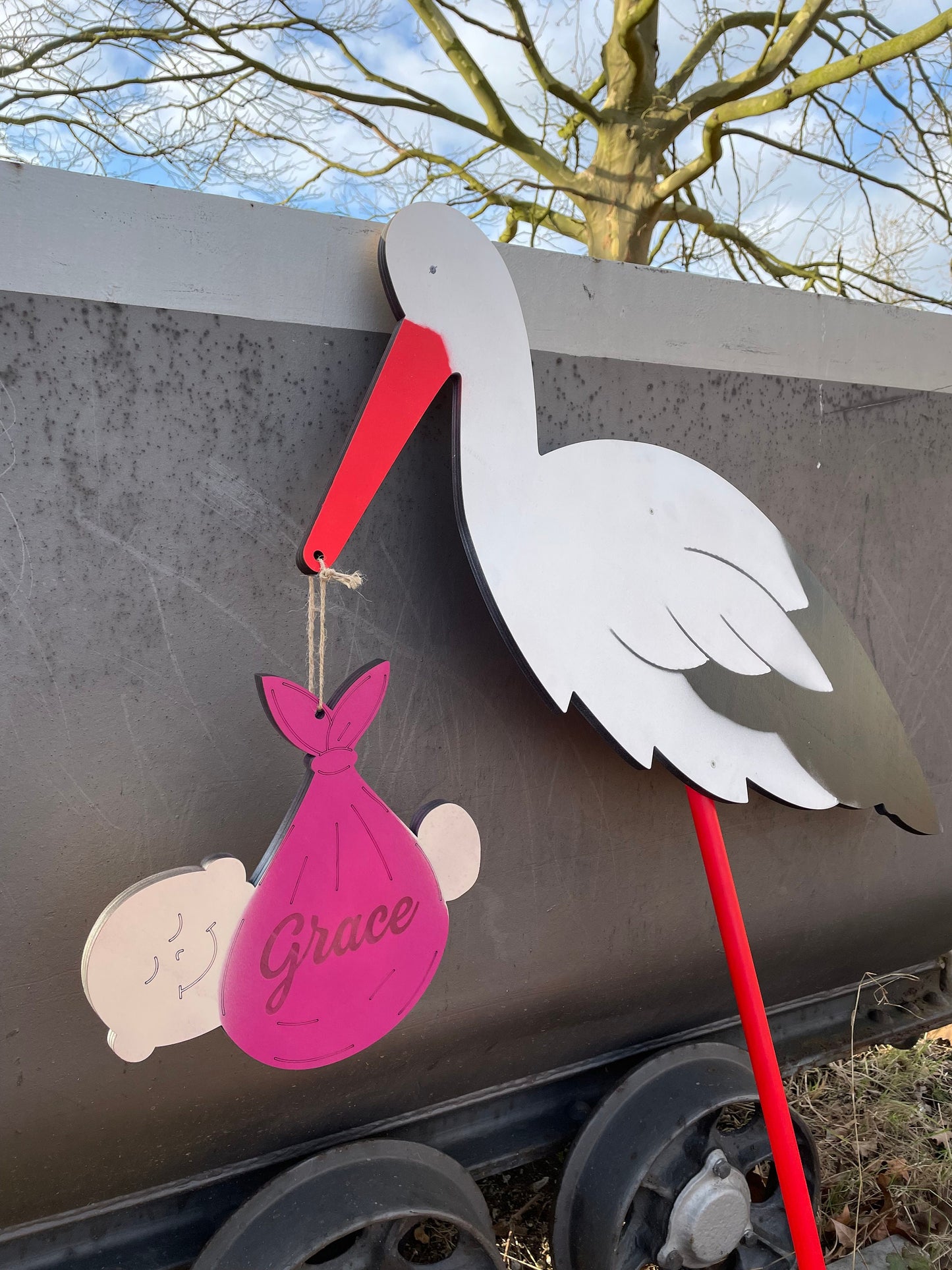 Klapperstorch mit Babys für Zwillinge aus Holz personalisiert zum Stecken für Innen und Außen Geschenk Geburt