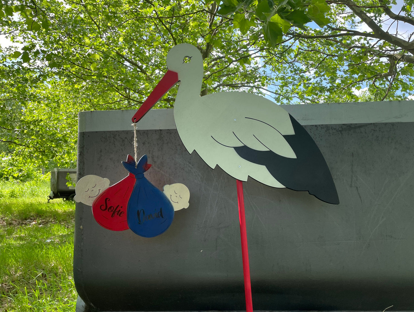 Klapperstorch mit Babys für Zwillinge aus Holz personalisiert zum Stecken für Innen und Außen Geschenk Geburt