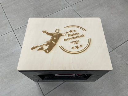 Bierkastensitz Handball, Holz, personalisiert, Geschenk für Männer, Mobile Bierbank, Vatertag, Bierkistensitz, Sitzauflage für Bierkiste